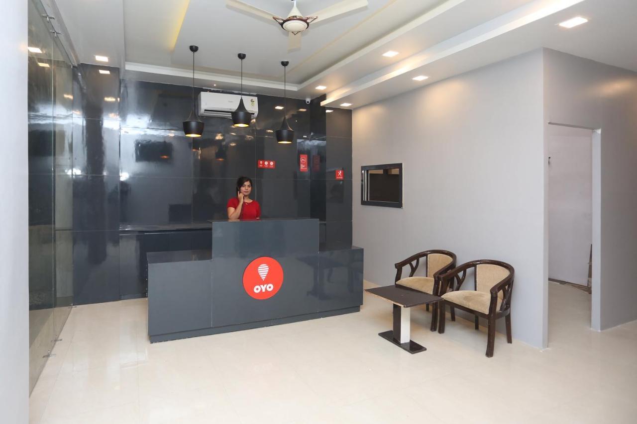 Capital O 12807 Amaira Hotel And Banquets Noida Extérieur photo