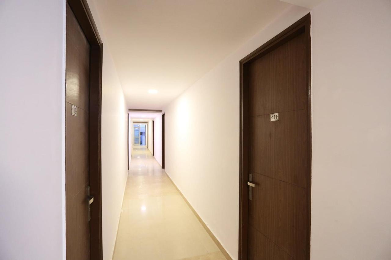 Capital O 12807 Amaira Hotel And Banquets Noida Extérieur photo