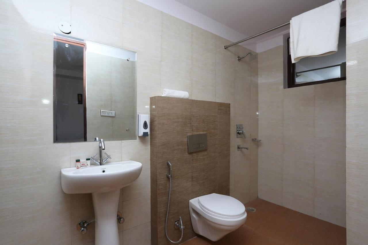 Capital O 12807 Amaira Hotel And Banquets Noida Extérieur photo